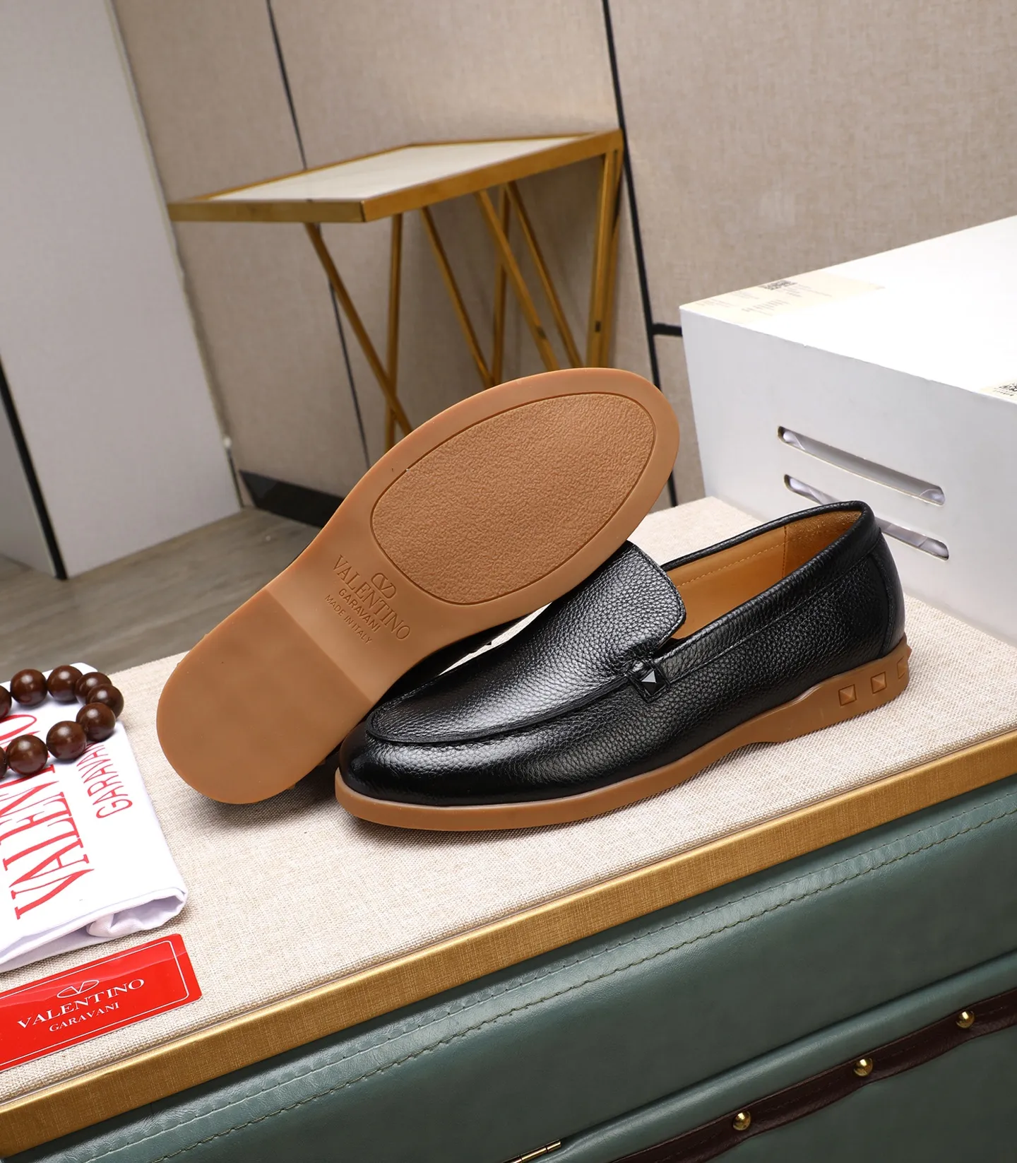 Men's shoes 💰520 [Valentino-Valentino] High-quality boutique men's shoes. The same style as the celebrities, original and authentic.✅ Made of imported cowhide + original apricot cowhide lining. The French luxury model is priced at 14,080 Swiss francs. It is also a Paris Fashion Week catwalk model. A brand can be deeply rooted in your heart, and a pair of shoes can make you linger. What you wear is not only noble, but also an aura. 👻Standard 38-45